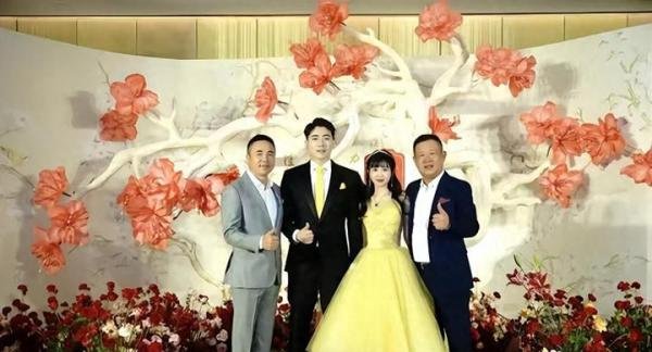 特步公主晒与七匹狼公子婚后生活，开普通车喝平价水，处处接地气