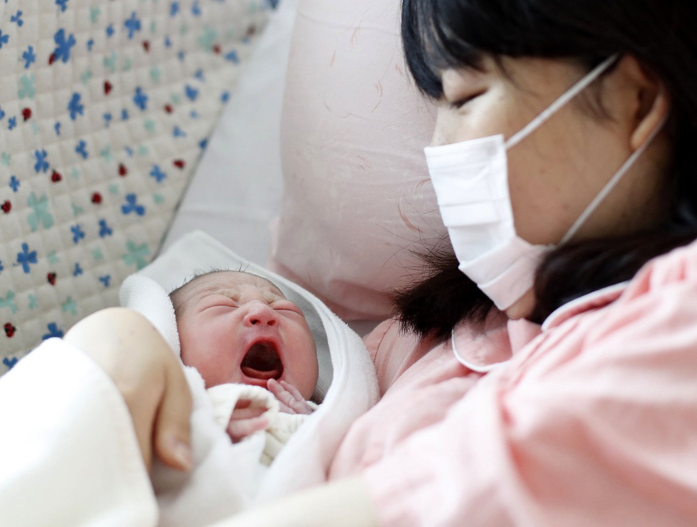沈阳18岁女孩生完孩子住旅店,女孩到底经历了什么?