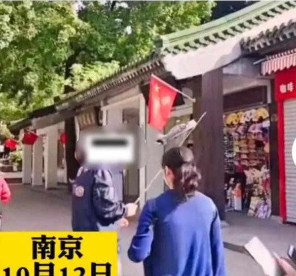 导游举鲤鱼旗遭女子怒斥，这旗子是日本的吗？
