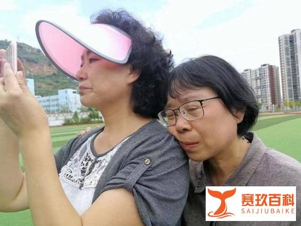 张桂梅把头靠在江姐扮演者肩上 这是咋情况?