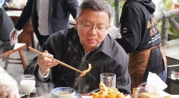 鼓励消费恢复经济 官员带头下馆子