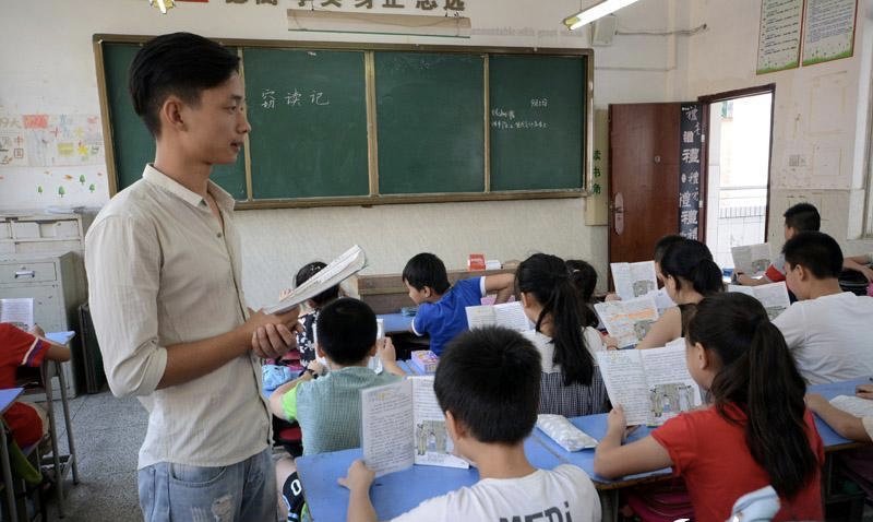 委员建议提升中小学男教师比例。老师比例会影响学生教育吗?