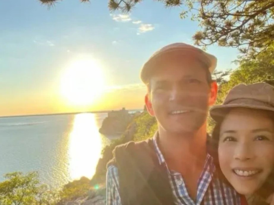 莫文蔚夫妇开百万豪车游玩，老公全程做司机，恩爱的他们为何一直没有孩子？