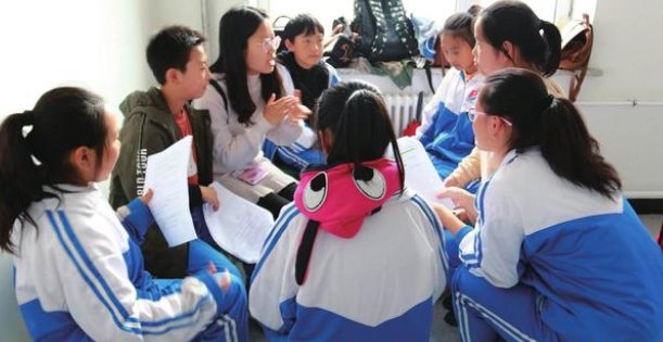 淡定小伙得知考了676分后,边吃早餐边看书,学霸私底下有多努力?