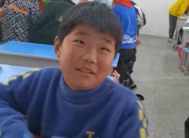 安徽宿州一男孩为让舅舅脱单欲把老师变舅妈，你如何看待男孩的这一行为？