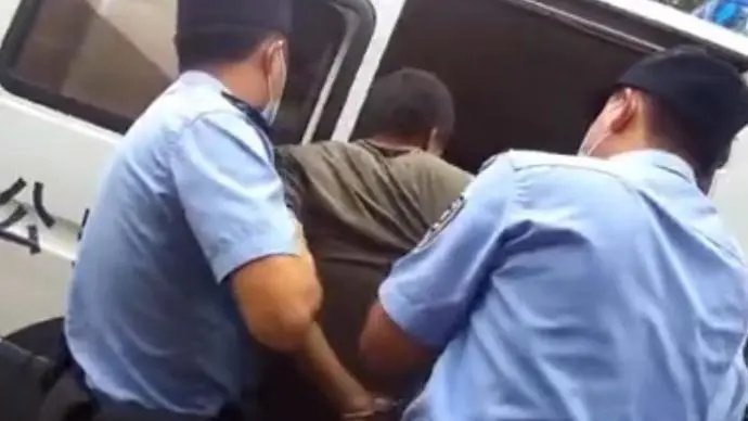 媳妇不接电话男子辱骂110撒气，抓捕过程还向民警扔砖头！这是啥人呢？
