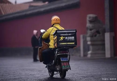 男子偷外卖被外卖小哥绑电线杆上,该男子将面临什么惩罚?