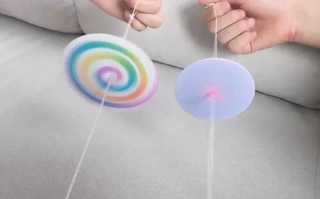 小时候玩的 一根绳子当中穿一个圆心的塑料的东西，转一转，然后两手一拉，会响的叫什么啊，跟扯铃一个原理