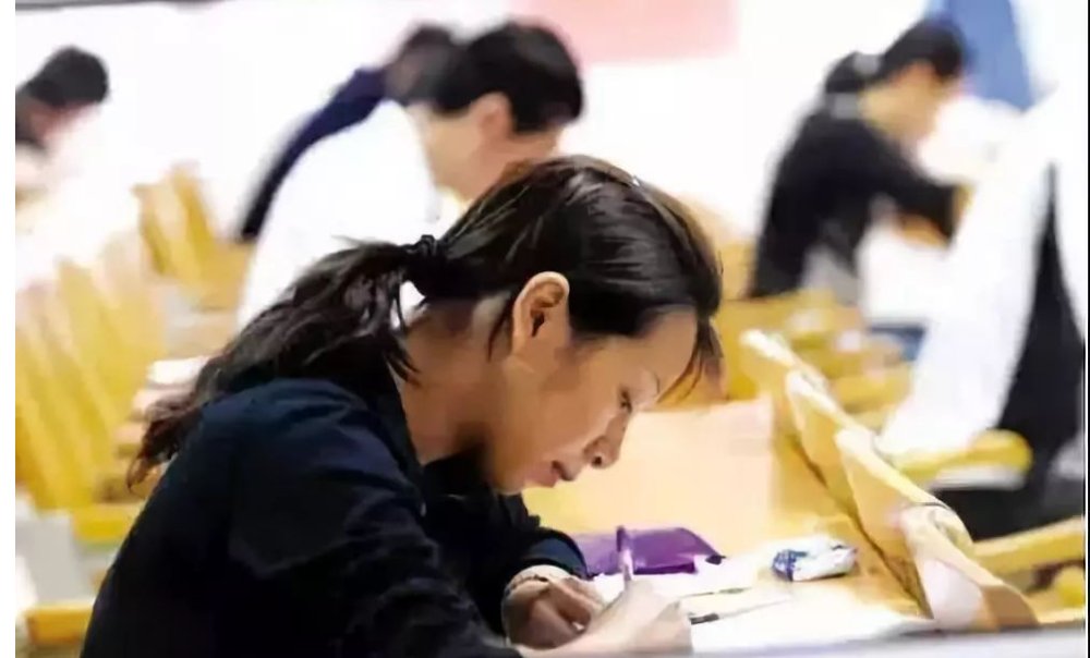 黑龙江公务员省考及格分数线一般是多少？多少分能进面试？上岸的伙伴们告诉告诉吧