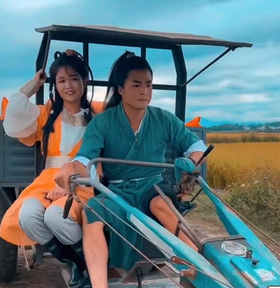 一段“农村夫妻装扮成郭靖黄蓉收稻谷”的视频走红，这一幕有多浪漫？