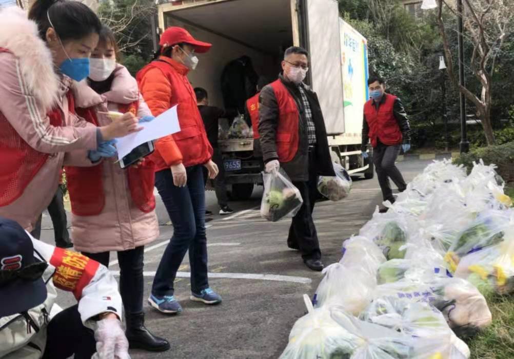 河南一男子冒雨给前妻和孩子送物资,你如何评价男子的这一行为?