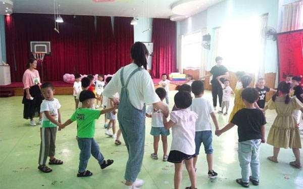 人大代表建议尽快开放生育,你会生三胎四胎五胎吗?