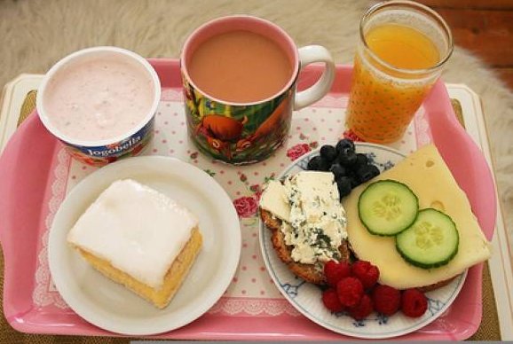 basketball里的t是不发音的 breakfast里的k应该也不发音 为啥这个k发音?