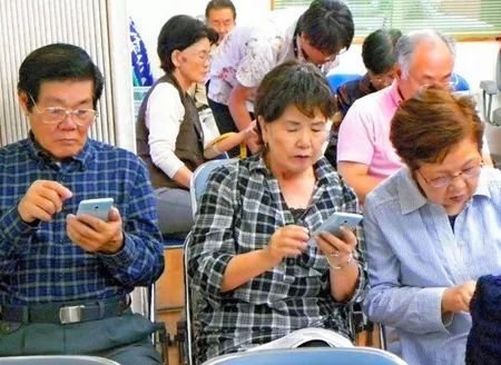 浙江宁波一65岁老人每天玩手机11小时，长时间玩手机对人体有什么伤害？