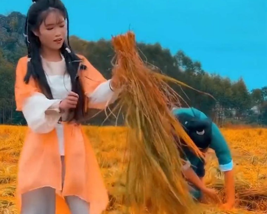 一段“农村夫妻装扮成郭靖黄蓉收稻谷”的视频走红,这一幕有多浪漫?
