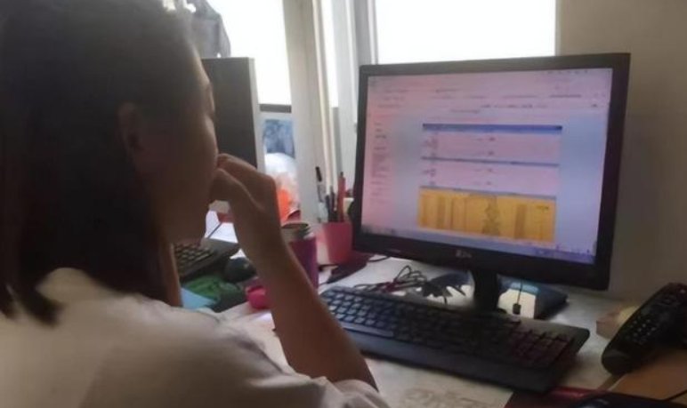男生高考查分，朋友连喊18个好哥们为你骄傲，你在高校有好朋友吗？