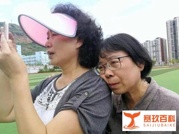 张桂梅把头靠在江姐扮演者肩上 这是咋情况?