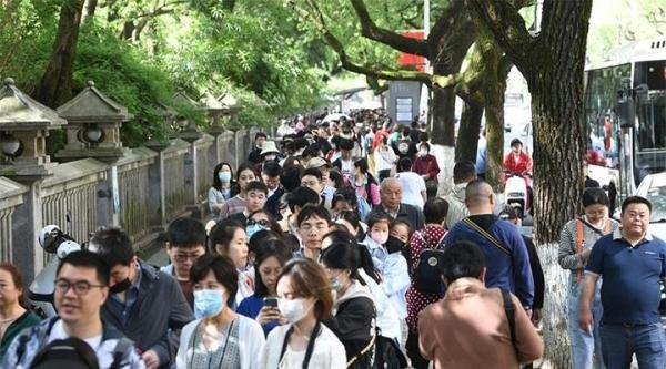 长沙排队实况！队伍排到隔壁景区