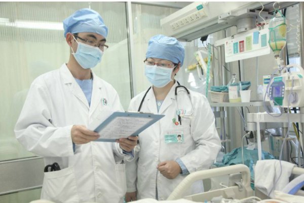 卫健局回应急救伤者从担架摔落，跌落会给伤员带来怎样的二次伤害？