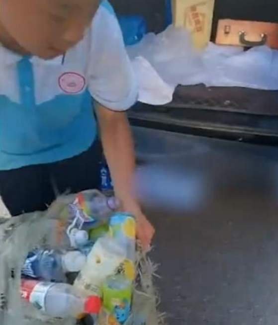 安徽13岁少年军训后背回一麻袋饮料瓶,为何有人说没出息?