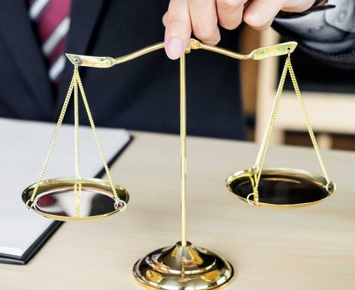 岳阳女子被同事拥抱致2根肋骨骨折,什么样的热情是承受不起的?