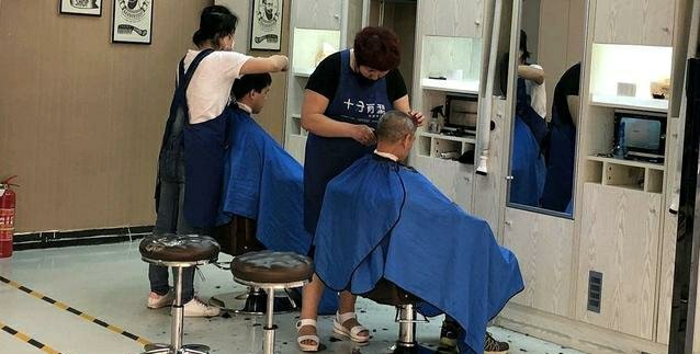 阴性女子去剪发，被理发师劝走，怎样看待理发师的行为呢？