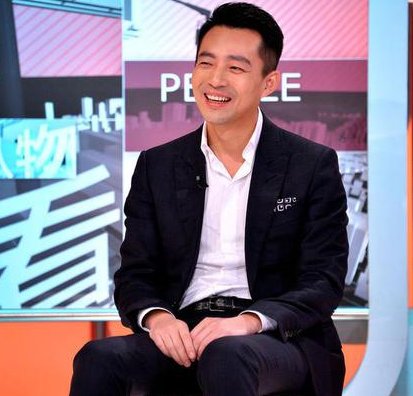 汪小菲称被拖欠房产证10余年,开发商为什么会扣押他的房产证?