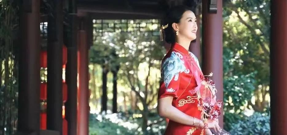 新娘回门宴穿旗袍给学生上网课，如何看待这位老师的做法？