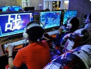 南京网吧关闭男子偷车骑去安徽上网,年轻人的网瘾有多大?