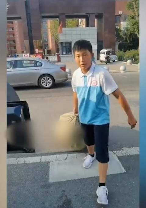 安徽13岁少年军训后背回一麻袋饮料瓶,为何有人说没出息?
