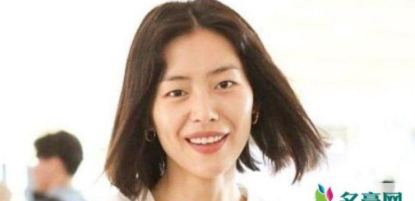 刘雯解约后首现身 赔付天价违约金依旧笑脸现身太心酸
