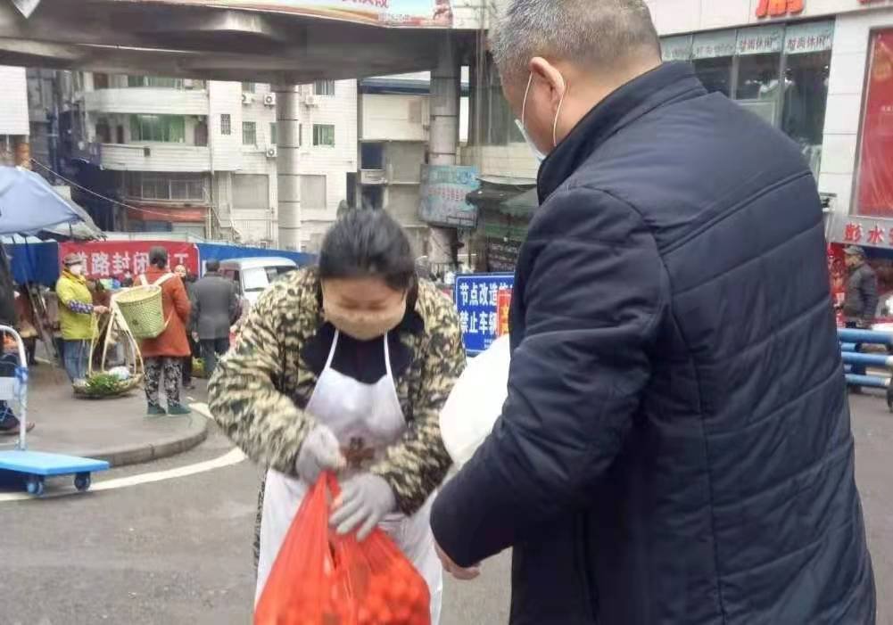 河南一男子冒雨给前妻和孩子送物资,你如何评价男子的这一行为?