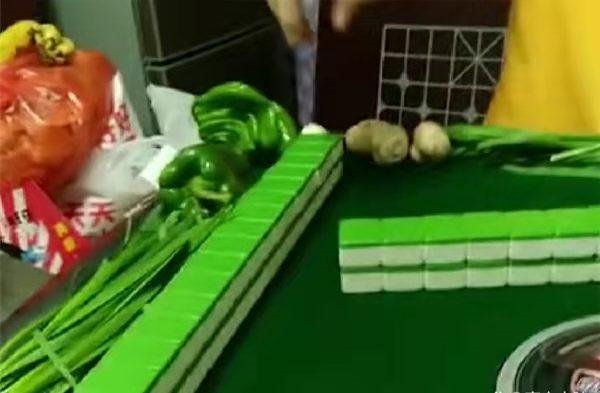 上海大叔打麻将拿蔬菜当筹码的视频走红网络，这一幕遭到了网友怎样的调侃？