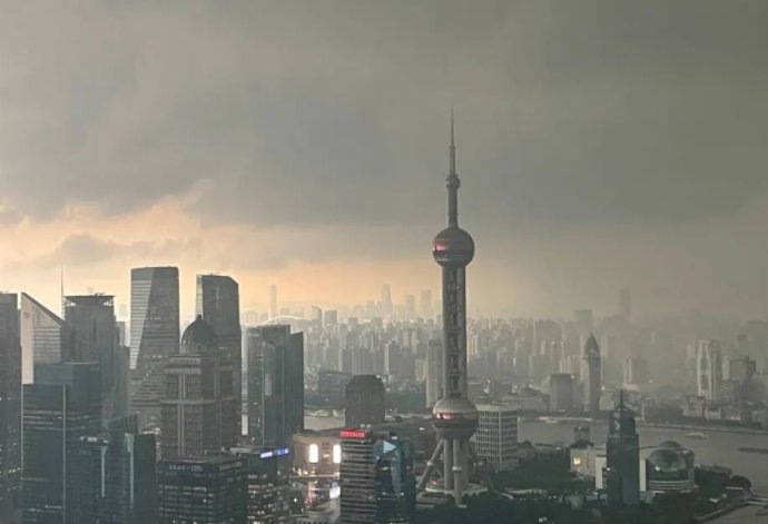 上海暴雨吹翻防疫棚 “大白”倒地,看着令人心痛,“大白”日常有多艰辛?
