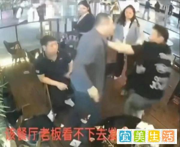 酒吧男子骚扰女孩,店老板愤怒掀桌子,醉酒顾客挥拳打人!