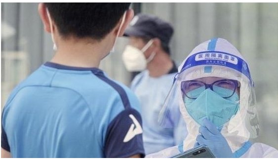 日前，北京一核酸采样人员确诊，他是如何被感染的？