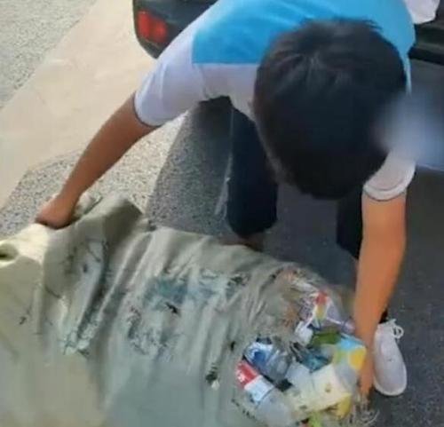 安徽13岁少年军训后背回一麻袋饮料瓶,为何有人说没出息?