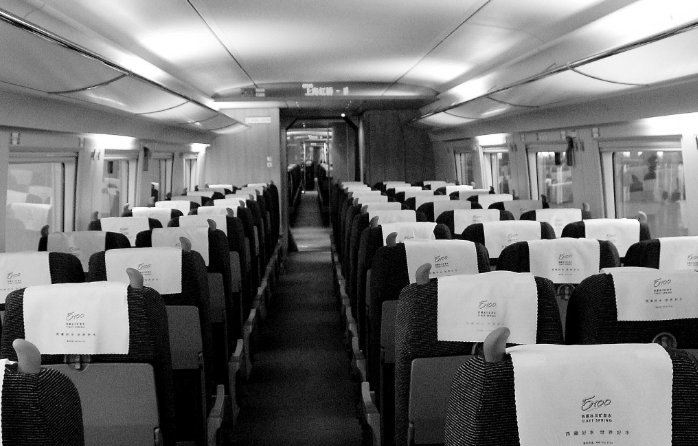 男子高铁霸座被指责后当场放哀乐,对此你怎么看?