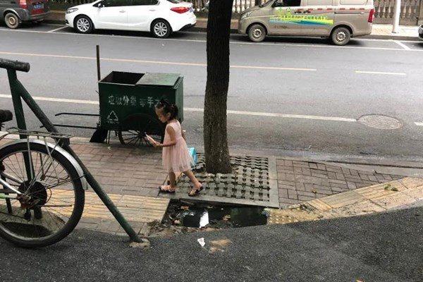 女教师因人行道骑车上电视公开检讨，对此你怎么看？