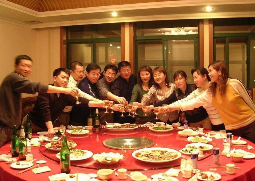 河南一群年轻人聚餐留下144个空酒瓶,店老板看到后作何反映?