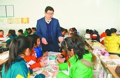 委员建议提升中小学男教师比例。老师比例会影响学生教育吗?