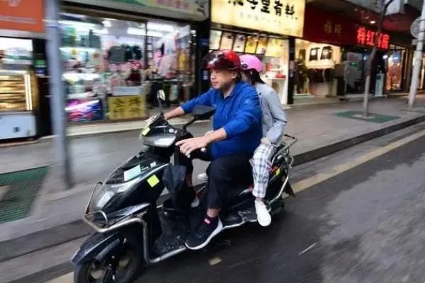 开摩的985硕士走红后有人开始查他的毕业论文，他的毕业论文写得怎么样？