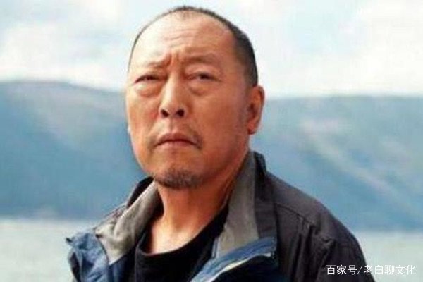 11岁男孩跪守的母亲已去世,父亲挂断电话,11岁的他能独自生活吗?