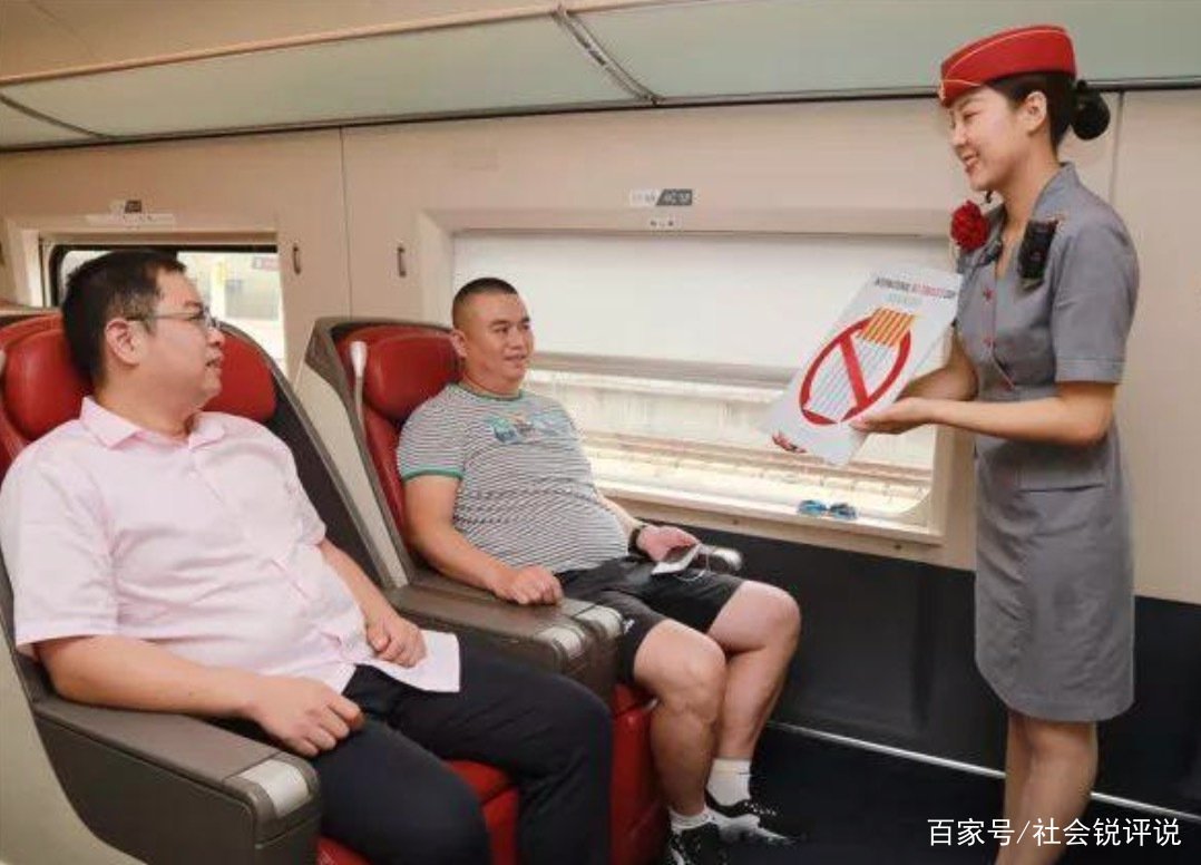 男子不仅在高铁上霸座,还播放哀乐,他最终受到了什么惩罚?
