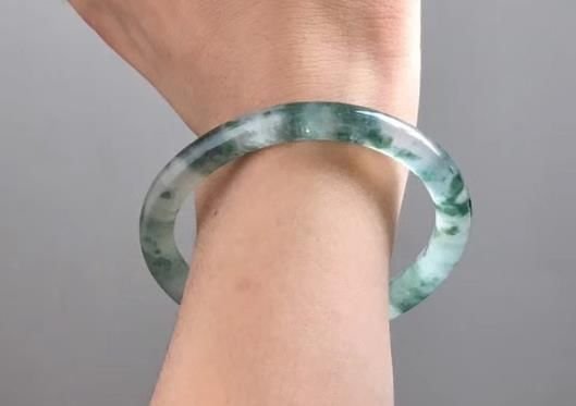 戴银手镯好还是翡翠手镯好
