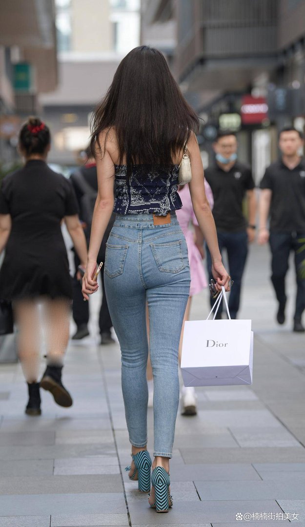 抹胸背心搭配修身小脚裤,美女S型的身材曲线,你觉得这样搭配如何?