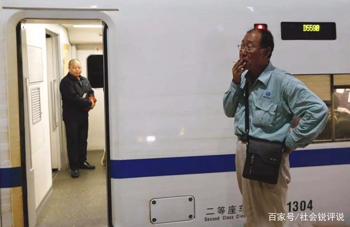 男子不仅在高铁上霸座,还播放哀乐,他最终受到了什么惩罚?