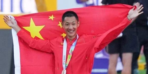2022第200天,掌声送给为梦想努力奔跑的人,滕王阁无人机表演致敬