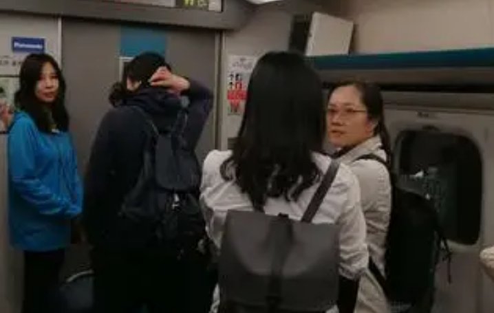 男子高铁霸座被指责后当场放哀乐,对此你怎么看?