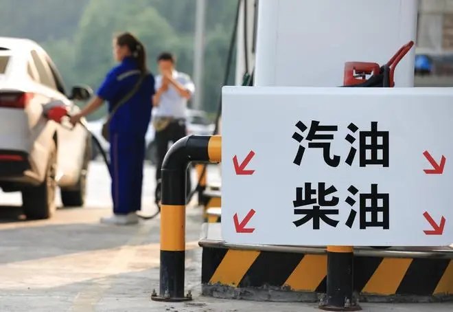加油站搞混汽油柴油,导致近200台车受损,加错油对汽车影响有多大?